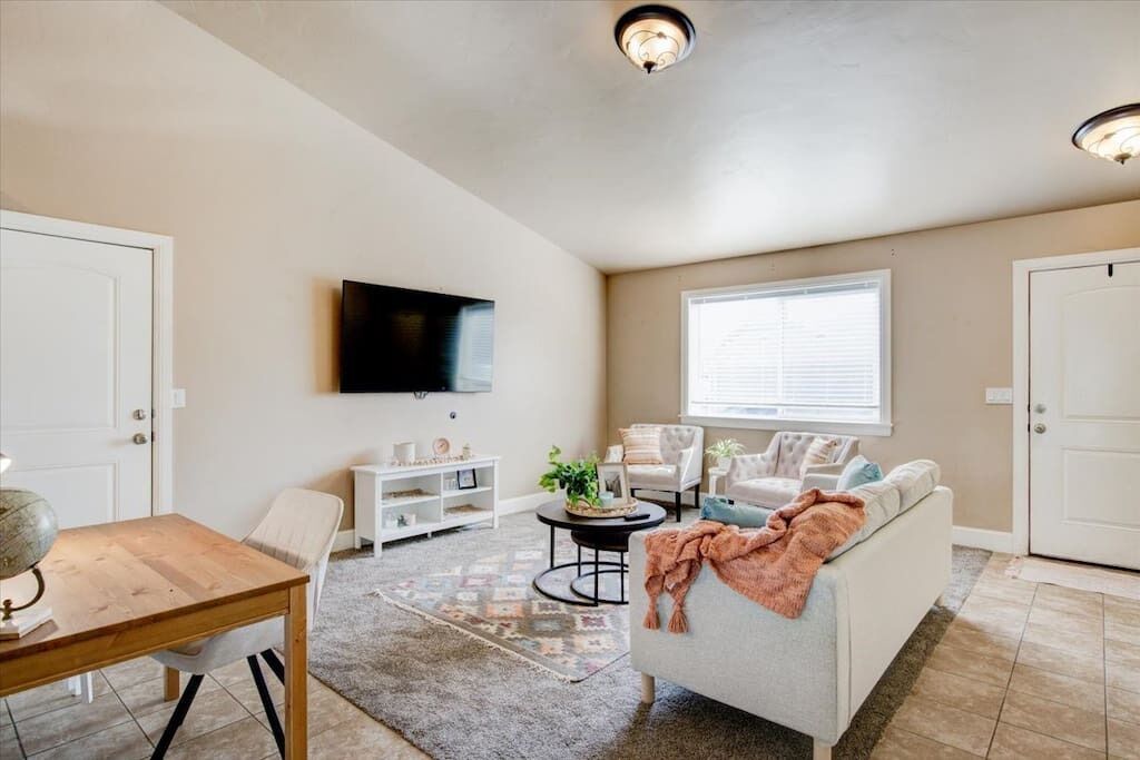 Wide & Fenced Backyard, Garage, King Bed!