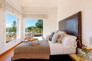 5 bedrooms, iron/ironing board, bed sheets