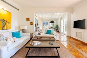 Smart-TV, Kamin, DVD-Player, Bücher