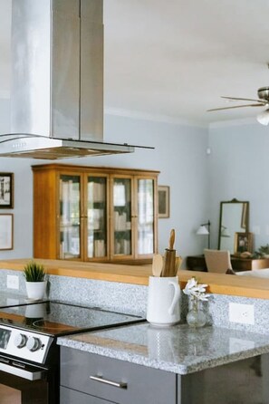 Fridge, microwave, oven, stovetop - The Congaree Cottage (Cayce)