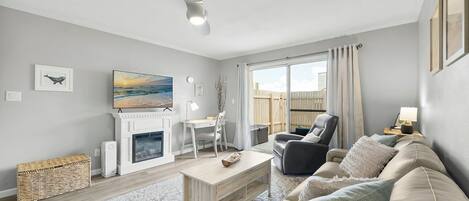 TV connectée, cheminée, livres, chaîne hi-fi