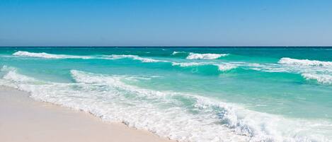 Una playa cerca, sillas reclinables de playa, toallas de playa