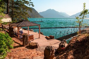 Property grounds - The Overlook | Luxury Lakeside Home with Dock (Harrison Hot Springs)