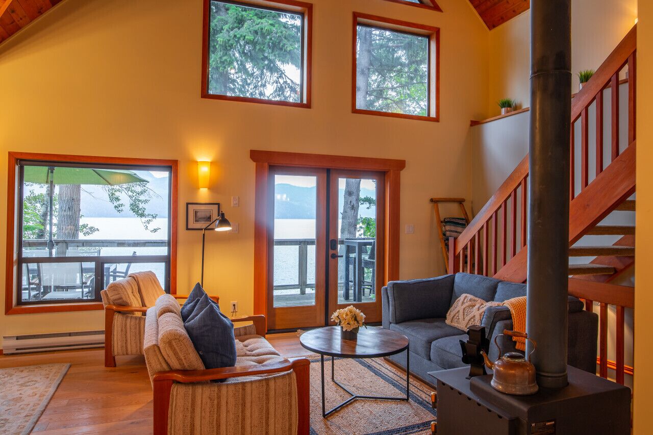 Smart TV, chimenea y libros 