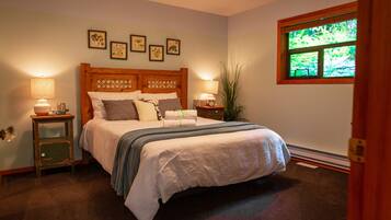 3 bedrooms, desk, iron/ironing board, travel cot