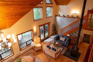 Smart TV, fireplace, books - The Overlook | Luxury Lakeside Home with Dock (Harrison Hot Springs)