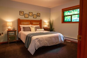 3 bedrooms, desk, iron/ironing board, travel cot - The Overlook | Luxury Lakeside Home with Dock (Harrison Hot Springs)