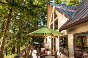 Outdoor dining - The Overlook | Luxury Lakeside Home with Dock (Harrison Hot Springs)
