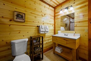 Luxury Cabin | Bathroom | Towels - SmokyStays Smoky Ridge (Sevierville)