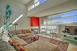 Living area - Stylish upstairs villa overlooking the pool (Cathedral City)