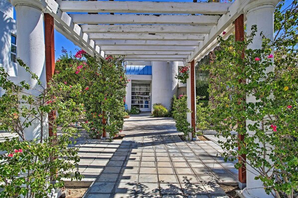 Property grounds - Stylish upstairs villa overlooking the pool (Cathedral City)