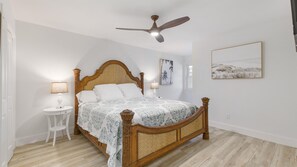 2 habitaciones, escritorio y tabla de planchar con plancha