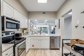 Frigorifero, microonde, forno, piano cottura