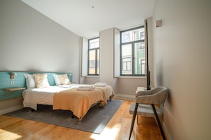 In-room safe, iron/ironing board, free WiFi, bed sheets - Almada Studio - City view (Oporto)