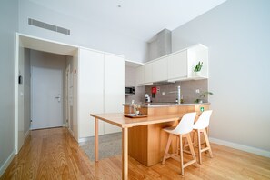 Fridge, microwave, coffee/tea maker, electric kettle - Almada Studio - City view (Oporto)