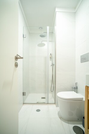 Dusche, Haartrockner, Handtücher