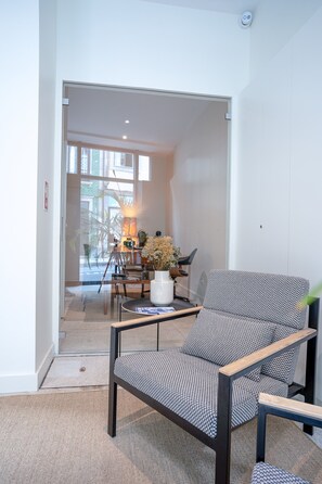 TV - Almada Studio - City view (Oporto)