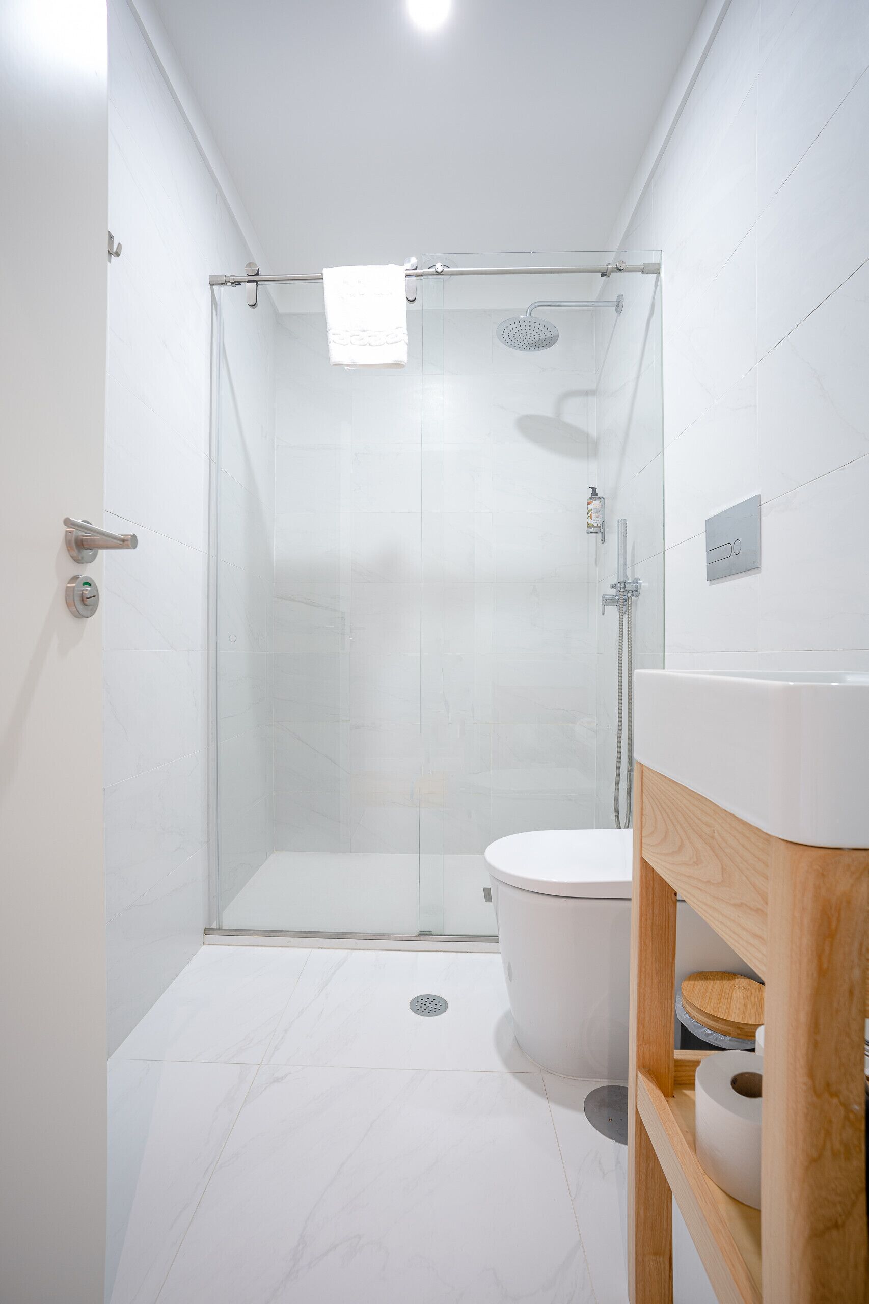 Een douche, een haardroger, handdoeken
