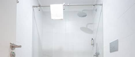Douche, séchoir à cheveux, serviettes fournies
