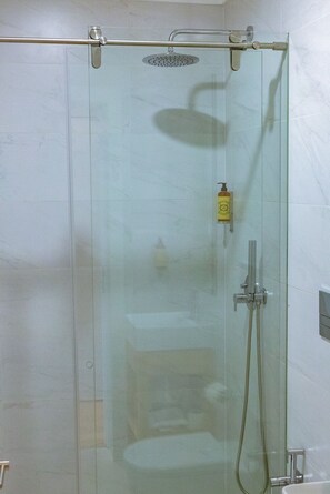 Dusche, Haartrockner, Handtücher