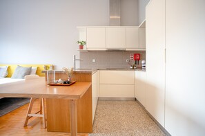 Refrigerador, microondas, cafetera y tetera y tetera eléctrica 