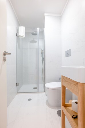 Douche, séchoir à cheveux, serviettes fournies