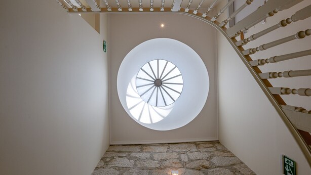 A spiral staircase with a circular skylight. - Sá da Bandeira Studio - with balcony (Oporto)