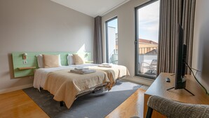A hotel room with a bed, a desk, a chair, and a TV. - Sá da Bandeira Studio - with balcony (Oporto)