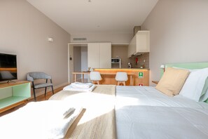 In-room safe, iron/ironing board, free WiFi, bed sheets - Sá da Bandeira Studio - with balcony (Oporto)
