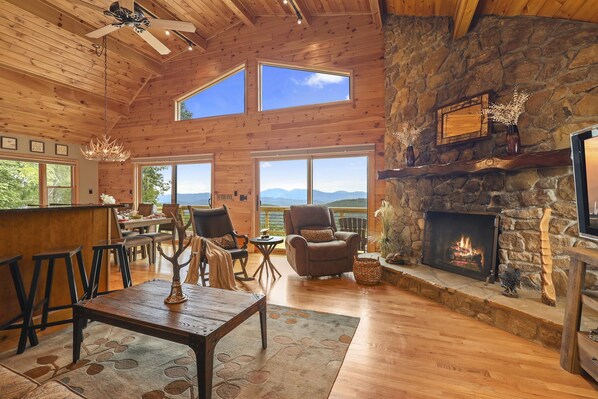 Smart TV, fireplace, table football, books - Amazing Views*HotTub*Sauna*GameRooms Dog-friendly! (Beech Mountain)