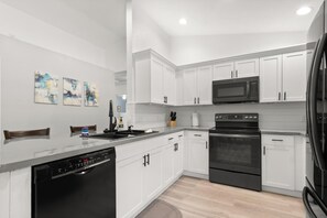 Fridge, microwave, oven, stovetop - Beautiful 3 Bedroom Home in Quiet Neighborhood (Gainesville)