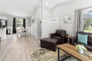 Smart TV - Beautiful 3 Bedroom Home in Quiet Neighborhood (Gainesville)