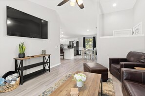 Smart TV - Beautiful 3 Bedroom Home in Quiet Neighborhood (Gainesville)