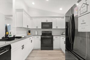 Kühlschrank, Mikrowelle, Ofen, Herdplatte