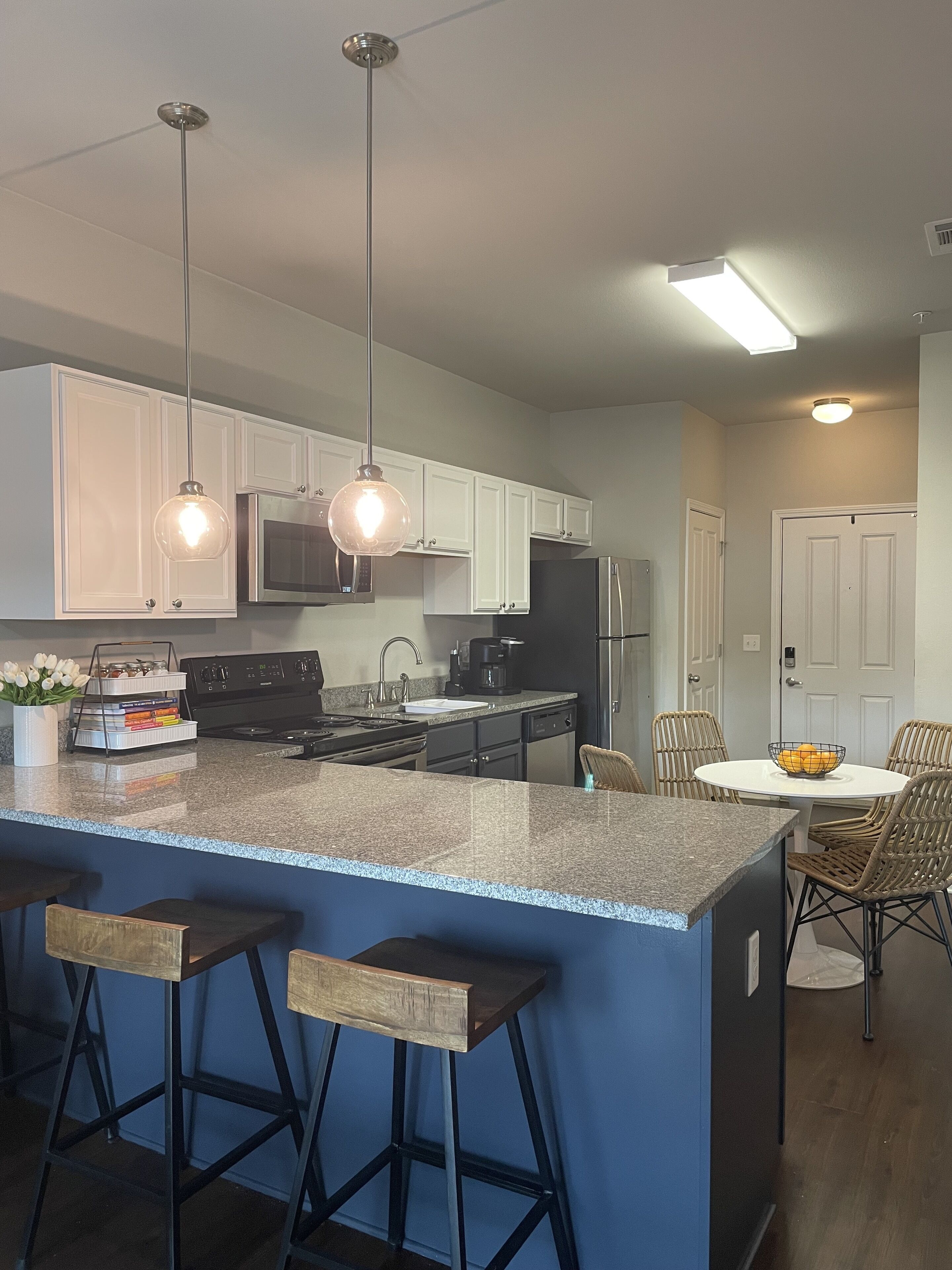 Refrigerador, microondas, horno y parrilla de estufa 