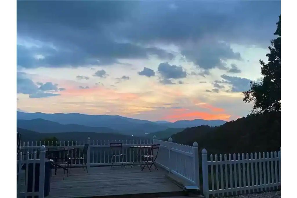 The Perfect View -Hiawassee upscale mountain cabin