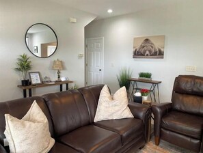 Smart TV, fireplace, Netflix, streaming services