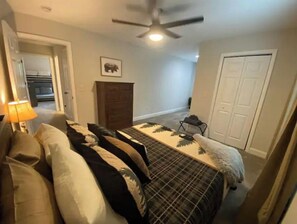 3 bedrooms, hypo-allergenic bedding, memory-foam beds, desk - The Perfect View -Hiawassee upscale mountain cabin (Hiawassee)