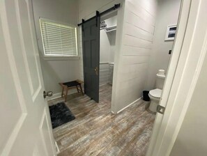 Combined shower/bathtub, hair dryer, towels, soap - The Perfect View -Hiawassee upscale mountain cabin (Hiawassee)