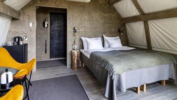 Un dormitorio acogedor con cama, mesita de noche y una silla.