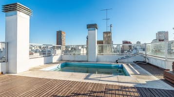 Una piscina al aire libre de temporada