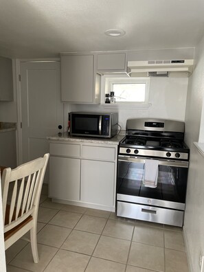 Private kitchen - Convenient 1 bedroom near downtown, utep, and local hospitals. (El Paso)