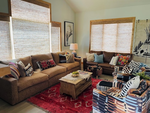 Moose Lodge Crested Butte Home w/ Hot Tub, Mountain View's & Designer Decorated