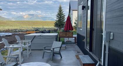 Moose Lodge Crested Butte Home w/ Hot Tub, Mountain View's & Designer Decorated