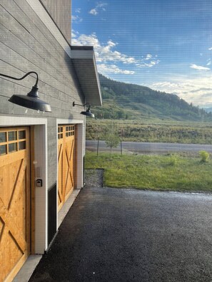 Property grounds - Moose Lodge Crested Butte Home w/ Hot Tub, Mountain View's & Designer Decorated (Crested Butte)