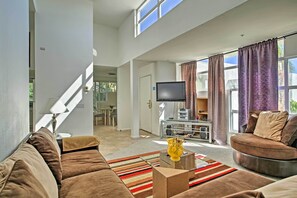 Living area - Upstairs suite, overlooking the pool (Cathedral City)