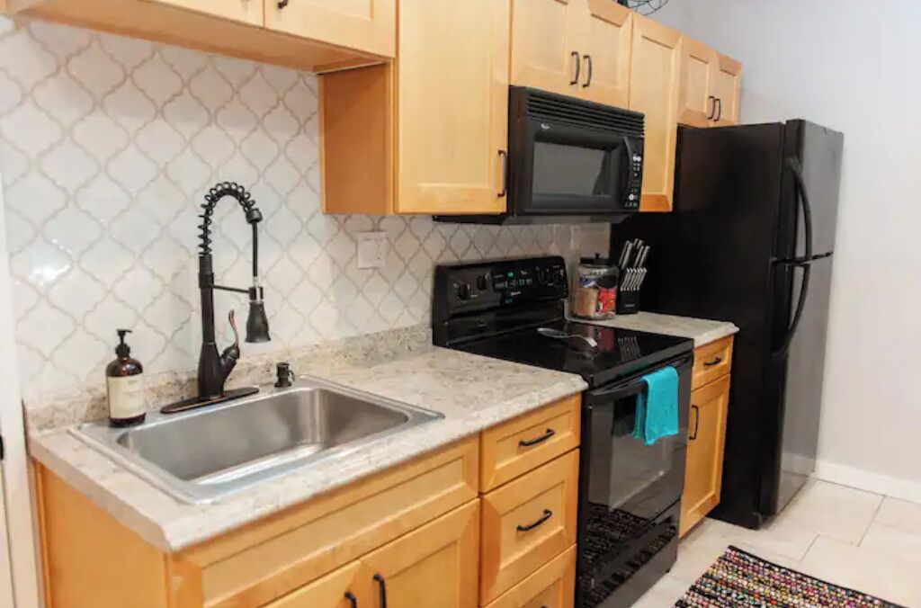 Kjøleskap, mikrobølgeovn, ovn og kokeplater