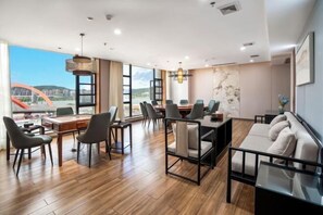 Restaurant - Binjiang Celebrity Holiday Hotel (Nanbu County)