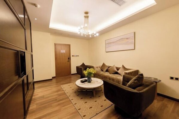 A modern living room with a sofa, a coffee table, and a decorative vase. - Binjiang Celebrity Holiday Hotel (Nanbu County)