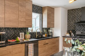 Frigorifero, microonde, forno, piano cottura